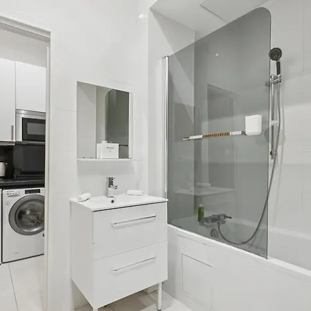 Flat Close To Arc De Triomphe