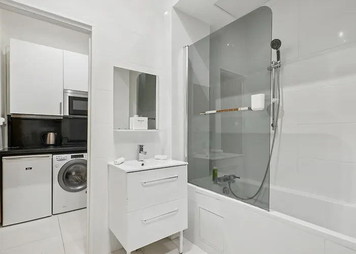 Flat Close To Arc De Triomphe