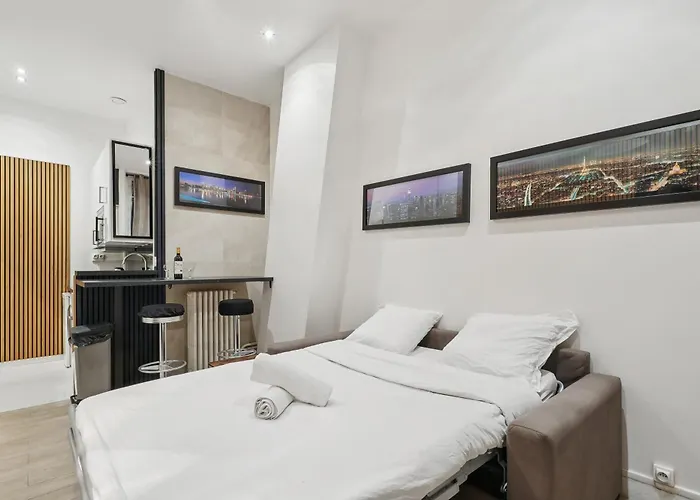 Flat Close To Arc De Triomphe Parijs