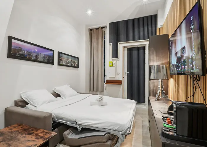 Flat Close To Arc De Triomphe *