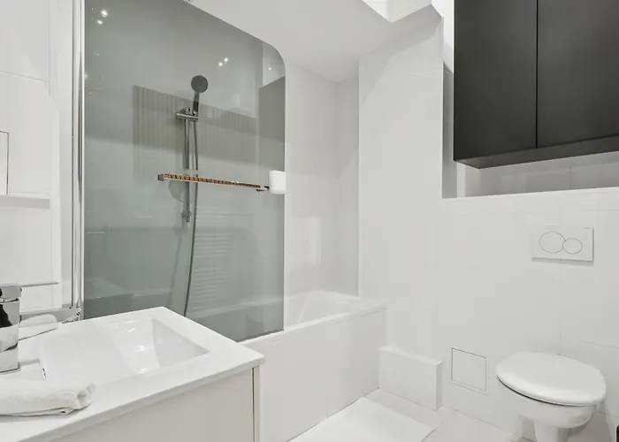 Flat Close To Arc De Triomphe *