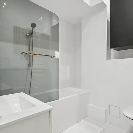 Flat Close To Arc De Triomphe *